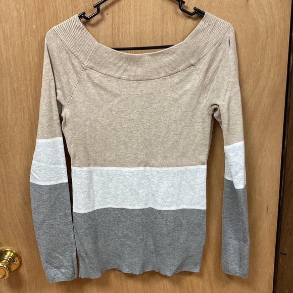 White House Black Market shoulder thin Sweater. - Picture 3 of 3